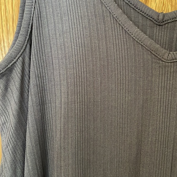 V Neck Luxe Tank Top - Picture 3 of 4